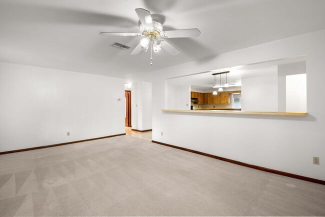 Building Photo - Home For Rent in St Petersburg!