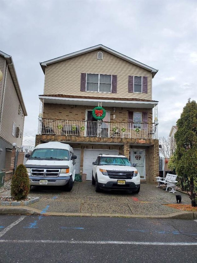 2 Elm Ct, Bayonne, NJ 07002 House Rental in Bayonne, NJ