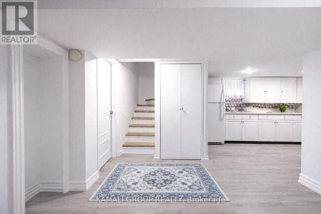 Building Photo - 46 Centre St E