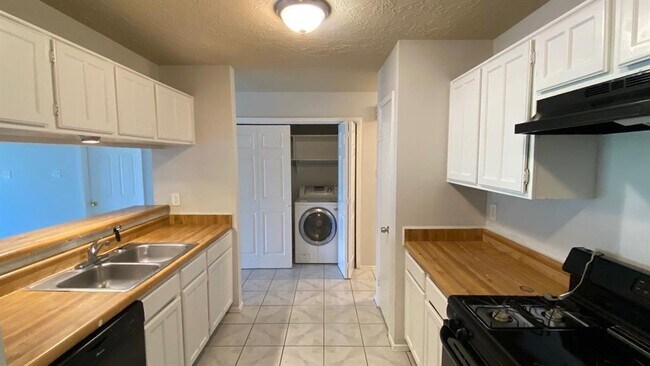 Foto del edificio - 2427 Autumn Springs Ln