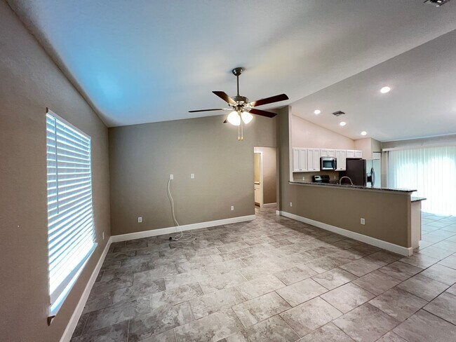 Foto del edificio - BEAUTIFUL 3 Bedroom, 2 Bathroom Home in Oc...