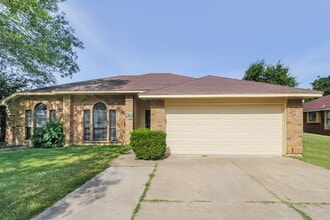 Building Photo - 912 Blewitt Dr