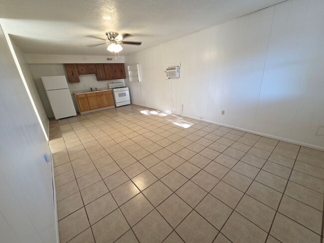 Building Photo - 2 Bdrm/1 Bath Apartment with fenced yard.