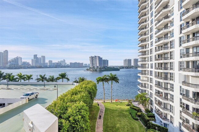 Foto del edificio - 3530 Mystic Pointe Dr