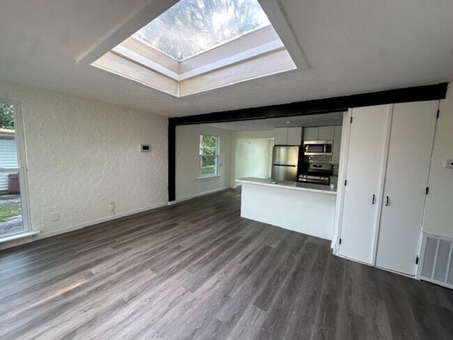 Foto del edificio - Chic, Sunlit & Move-In Ready – 3-Bedroom G...