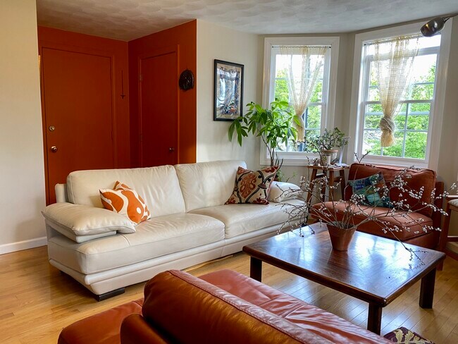 Living room & front entry - 1427 Westminster St