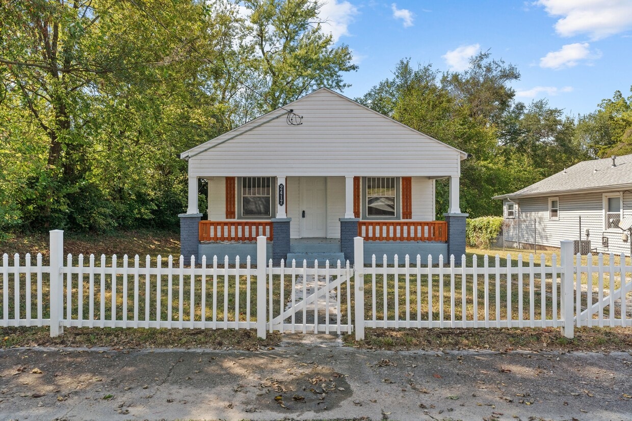 Primary Photo - 2417 N Fremont Ave