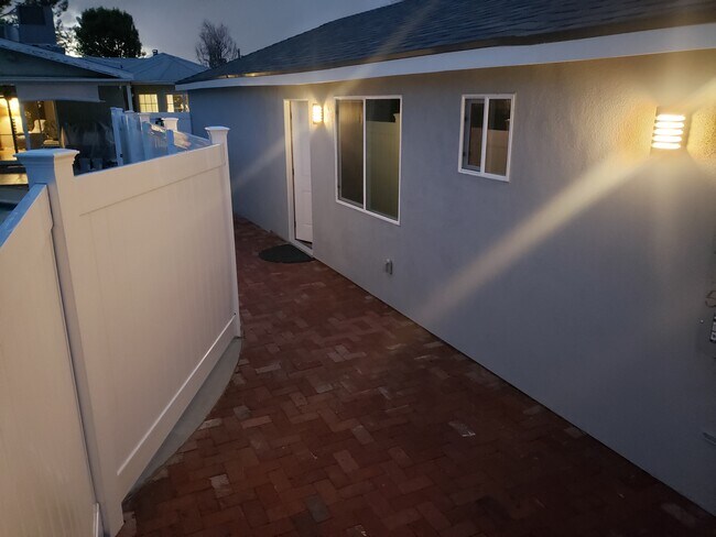 Entrada privada con su propio espacio y patio. - 7650 Ostrom Ave