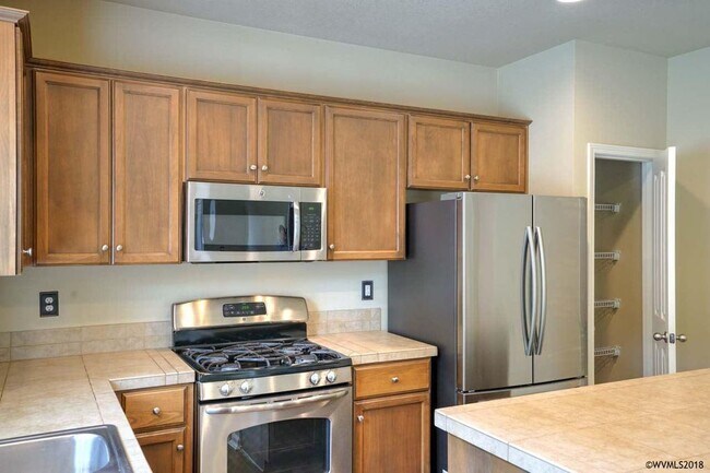 Foto del edificio - 3 bed, 2.5 bath + bonus room & office, fen...