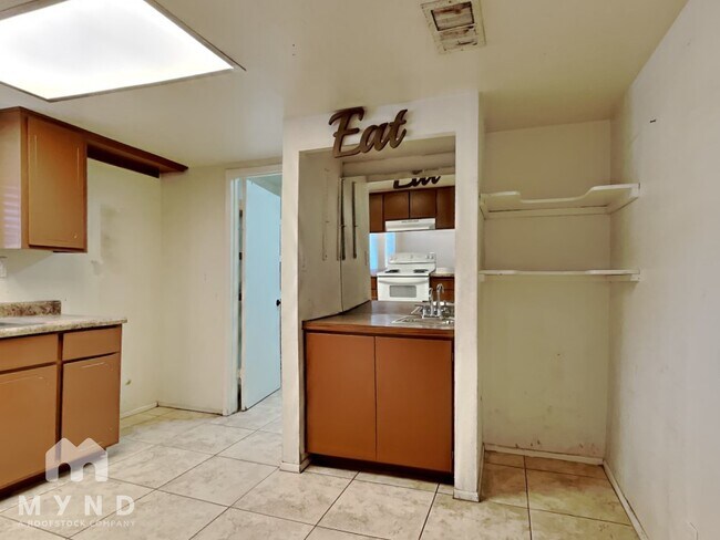 Building Photo - 644 S Hill