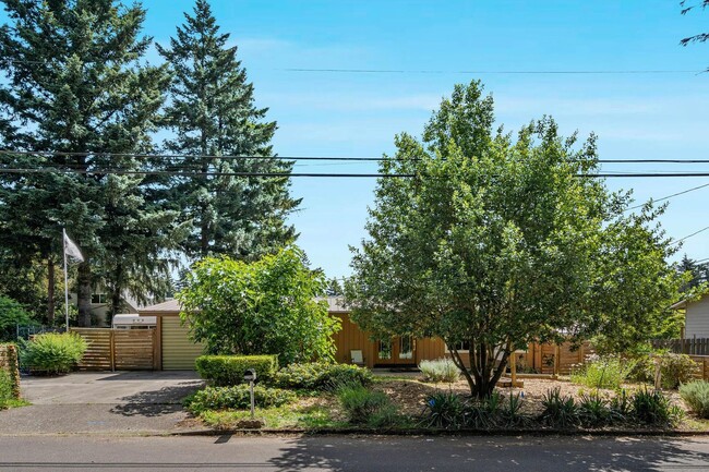 Charming 3-bdrm/2-bath Mid-Century ranch—A... - Charming 3-bdrm/2-bath Mid-Century ranch—A... House