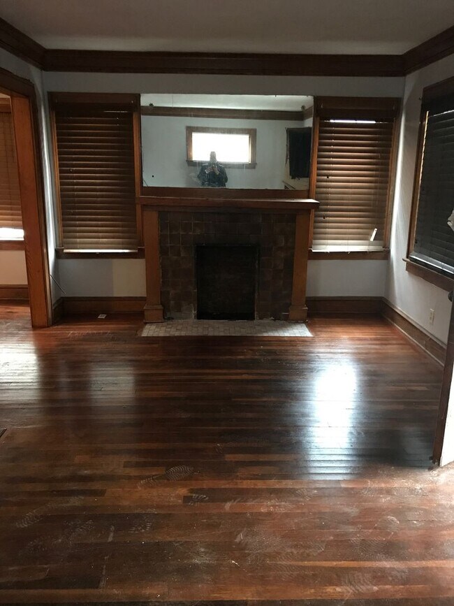 Building Photo - Newly Rehabbed 3 Bedroom