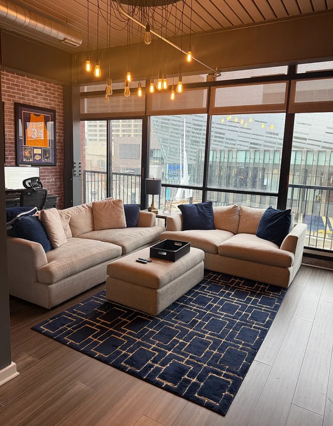 Building Photo - 515 W Main St