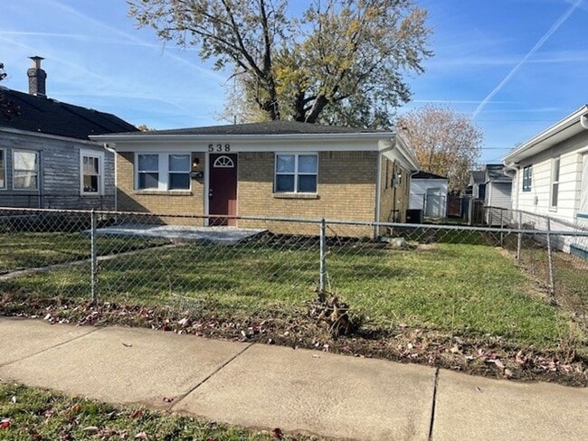 Bright all-brick Bungalow on Quiet Street-... - Bright all-brick Bungalow on Quiet Street-... House
