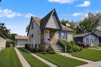 Building Photo - 1301 E Muir Ave