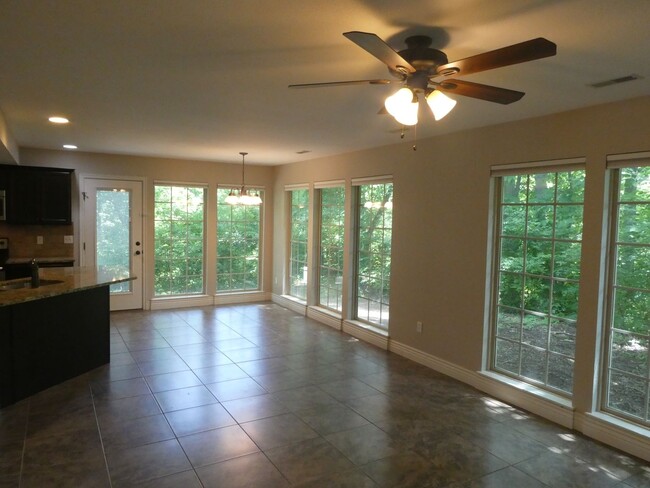 Building Photo - 3 bedrooms and 2-1/2 bath home, West Columbia