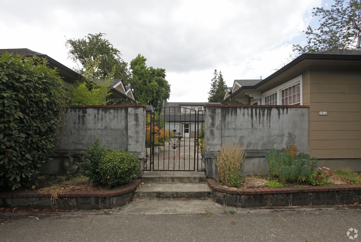 Building Photo - 1506-1510 SE Tacoma St