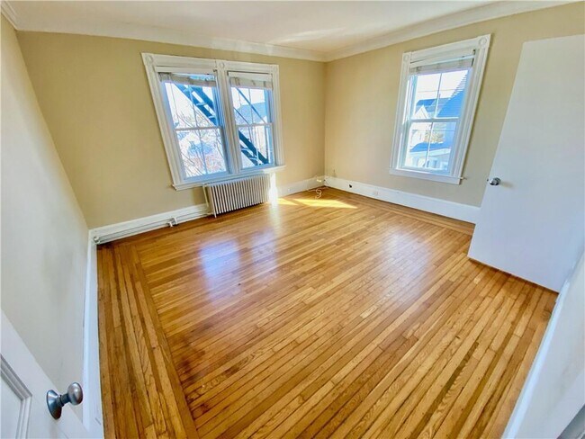 Foto del edificio - 67 1/2 Roseneath Ave