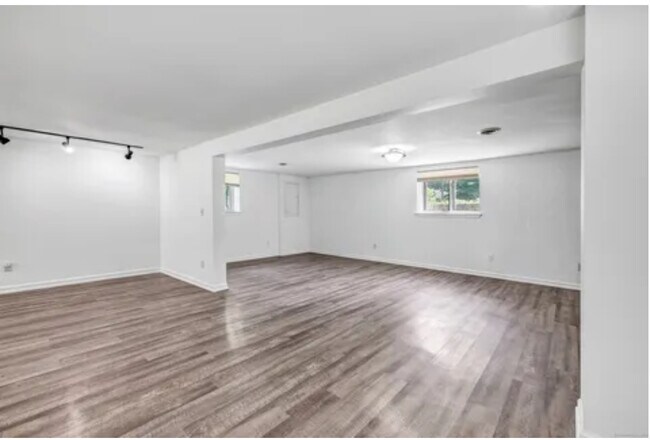 Amplio comedor y sala de estar - 21 Newton Ln