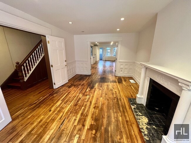 Foto del edificio - 4BR 2BA Historic Limestone Floor Through G...