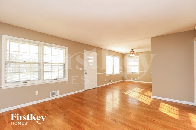 Foto del edificio - 1626 E 75th Terrace