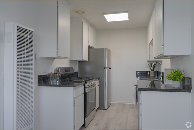 2BR, 1BA - 1150SF - Cocina - Lincoln Heights Apartments