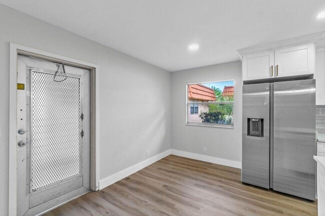 Building Photo - 173 Seville H