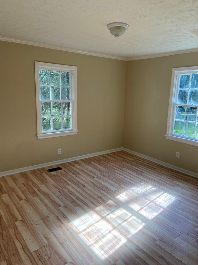 Building Photo - **UPCOMING**2 Bedroom / 1 Bathroom Home fo...