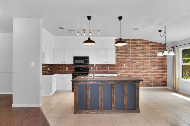 Building Photo - 2614 Bradley Ln