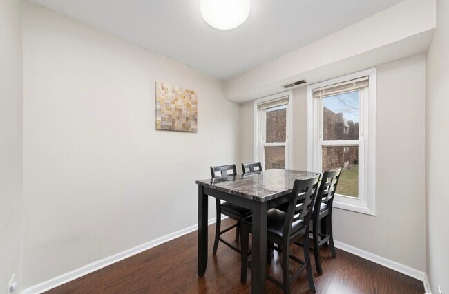 Building Photo - 2210 Country Club Dr
