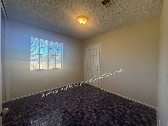 Foto del edificio - Large Lot 4 + 2 in Lake Los Angeles