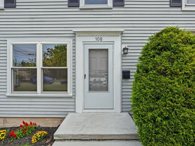 Building Photo - 108 Kenwood Ave