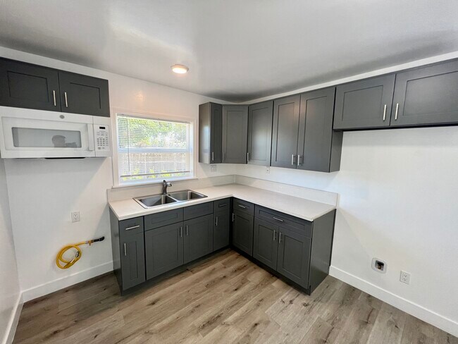 Building Photo - 844 E Monterey Ave