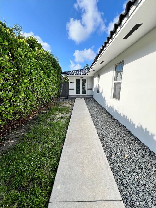 Building Photo - 3042 SW 16th Ter