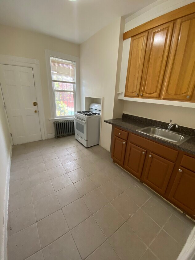 Primary Photo - 206 Hale Ave