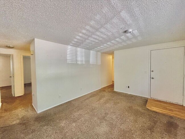 Building Photo - Recently Renovated 3 Bedroom, 1.5 bathroom...