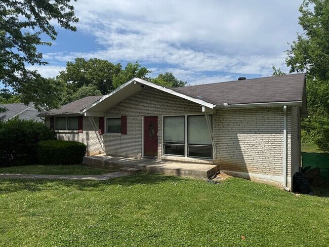 Foto del edificio - Lovely and Spacious Home in South Nashville - Garage and Fenced in Yard