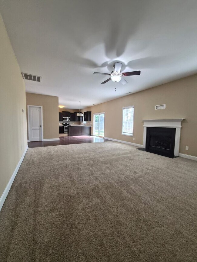 Building Photo - 4 bedroom 2.5 bathroom Home in Maidstone Park