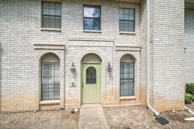 Building Photo - Fredericksburg_8415