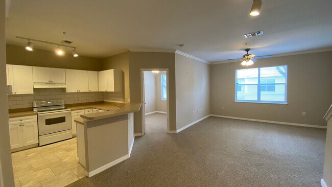 Foto del edificio - Spacious 2BR/2BA Visconti Townhome with 2-Car Garage, Den and Washer/Dryer!