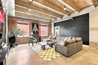 Building Photo - 708 E 18th St