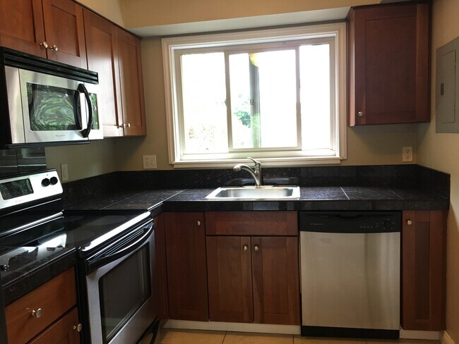 Cocina actualizada con lavavajillas. - 2515 SE 51st Ave