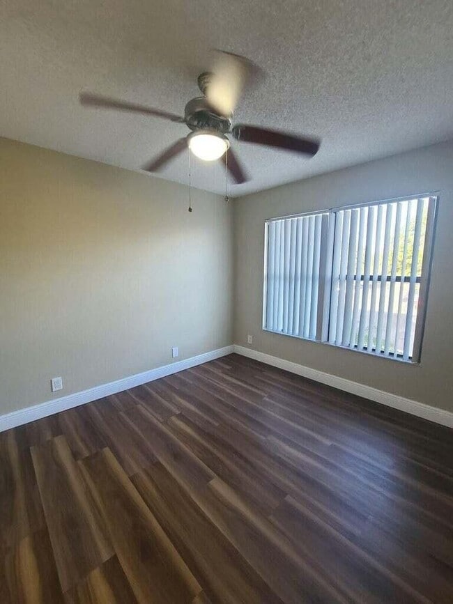 Foto del edificio - 1517 Lake Crystal Dr