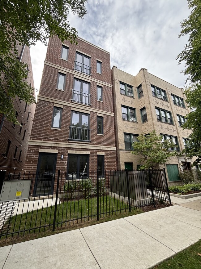 Building Photo - 3218 N Karlov Ave