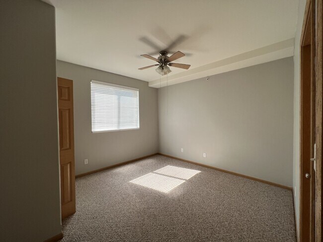 Building Photo - 565 N Strack St