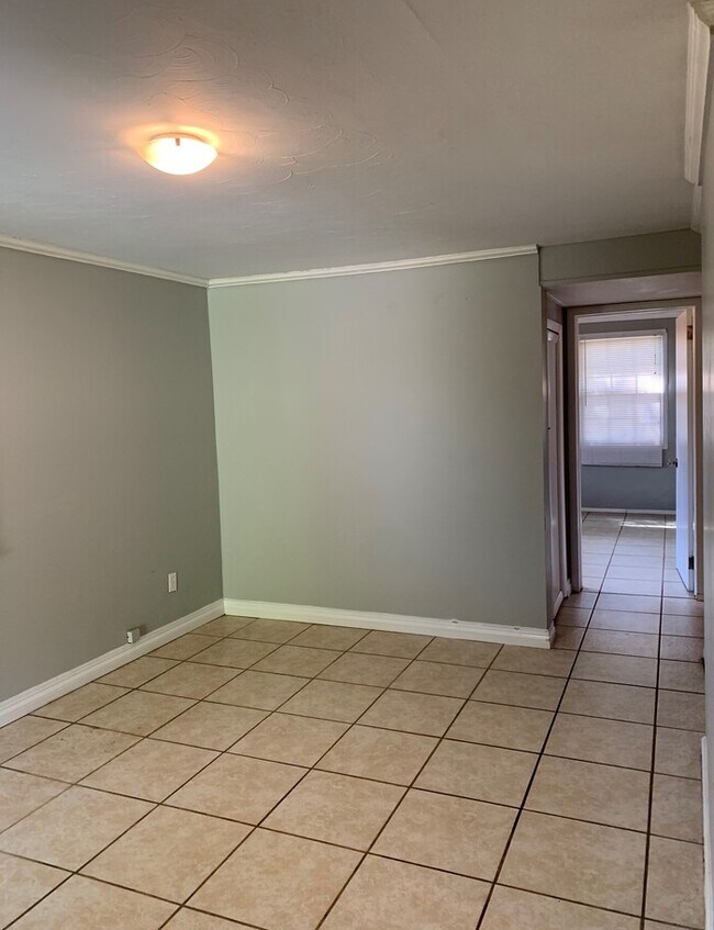 Building Photo - Spacious 3 Bedroom Home Near River City Marketplace