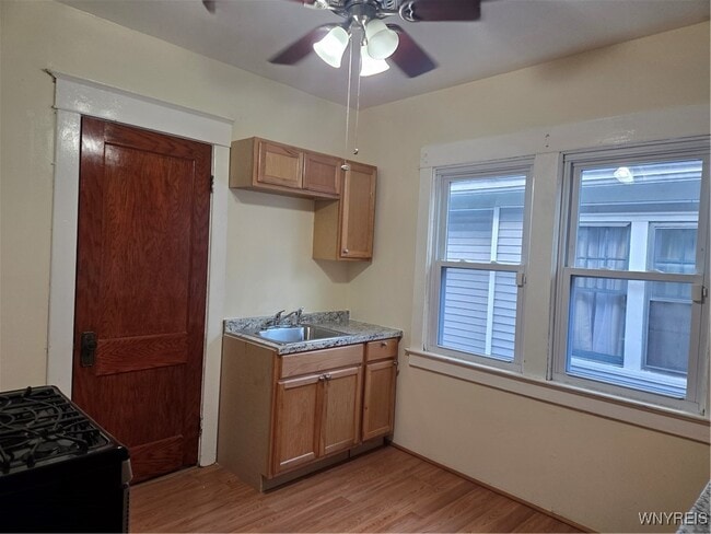 Foto del edificio - 172 Rodney Ave