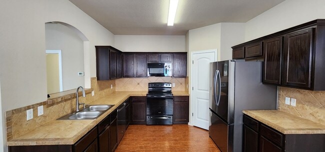 Building Photo - Townhome with attached double car garage