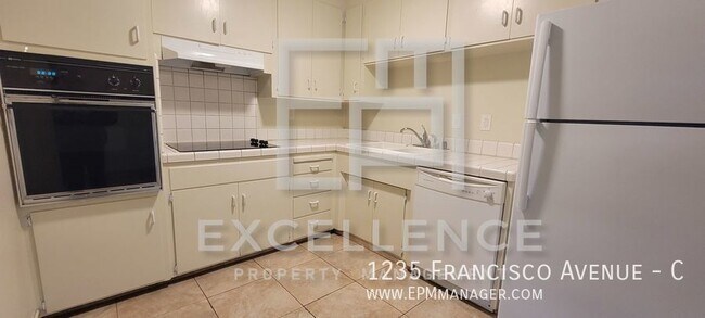Building Photo - Upper 2/1 in 4plex, Private 1 Car Garage