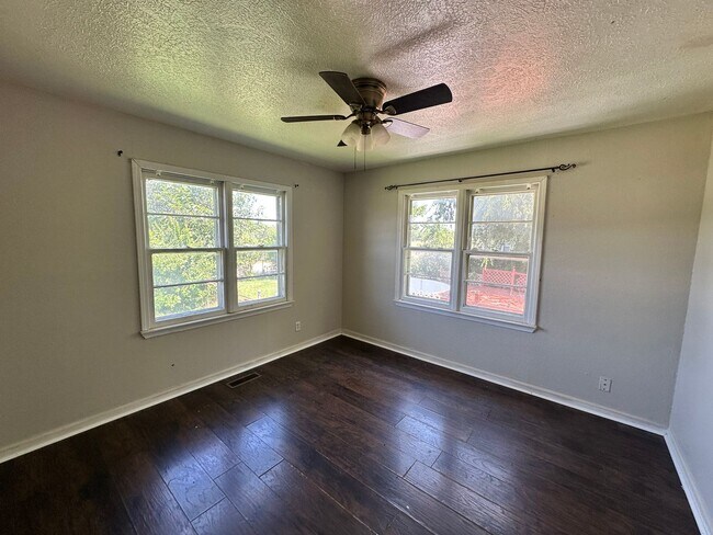 Building Photo - 3 Bed, 1 Bath Home with 2-Car Garage – Gre...